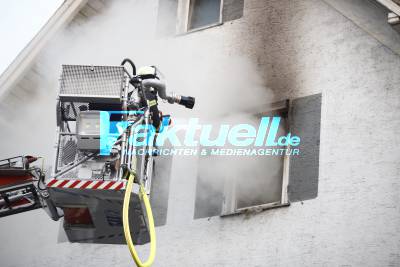 Wohnungsbrand in Mehrfamilienhaus - Rauchwolke über Marbach weit zu sehen