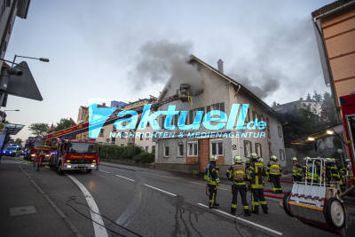 Wohnungsbrand in Mehrfamilienhaus - Rauchwolke über Marbach weit zu sehen