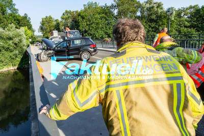 VW kracht über Gegenfahrbahn in Brückengeländer - hoher Sachschaden und lange Staus nach Verkehrsunfall in Nürtingen-Zizishausen