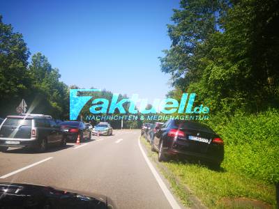 Löwenstein:Ausnahmezustand am Breitenauer See die Polizei und 6 Abschleppwagen im Einsatz 