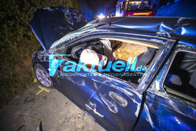 PKW schanzt über Kreisverkehr und überschlägt sich - Fahrer schwer verletzt