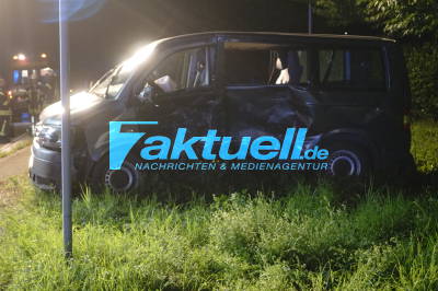 Schwerer Kreuzungscrash auf der L1103 - 19-Jähriger bei Unfall in PKW eingeklemmt