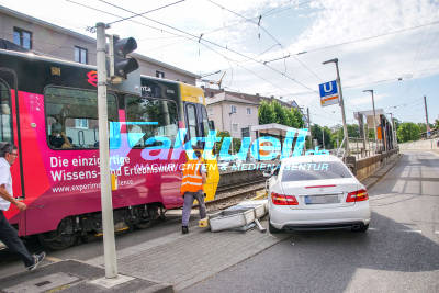 Stuttgart Ost: PKW rast in Stadtbahnhaltestelle