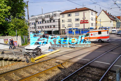 Stuttgart Ost: PKW rast in Stadtbahnhaltestelle
