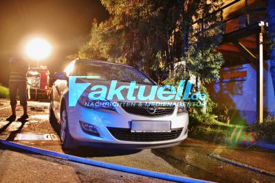 Feuerwerkskörper setzen Thuja-Hecke in Brand und beschädigen mehrere geparkte Fahrzeuge - 10 000€ Schaden
