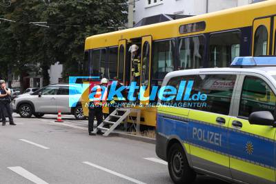 Auto streift Stadtbahn - Bad Cannstatt Wilhelmsplatz