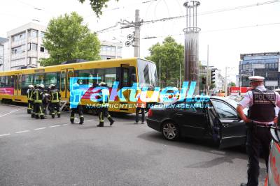 Auto streift Stadtbahn - Bad Cannstatt Wilhelmsplatz