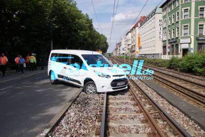 Stuttgart Ost: PKW landet in Gleisbett