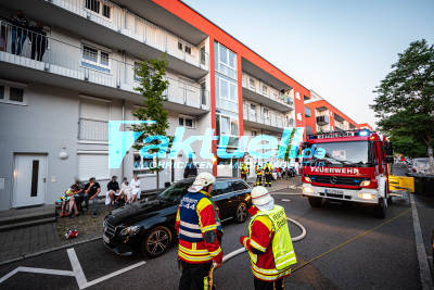 Brand in Tiefgarage in Ostfildern, Familien (Bewohner) mit Kinder mussten vorübergehend Ihre Wohnungen verlassen, Feuerwehr löscht Reifen & gelagerte Gegenstände