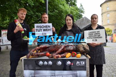 PETA Aktion auf dem Hamburger Fischmarkt in Stuttgart: Attrappe eines Hundes wird gegrillt 