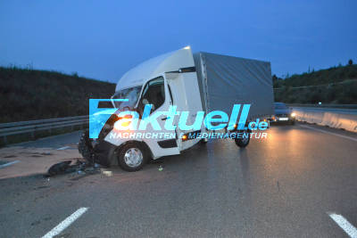 A8 zwischen Pforzheim und Karlsbad - Kleinlaster fährt auf LKW auf