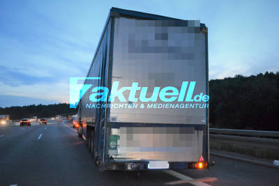 A8 zwischen Pforzheim und Karlsbad - Kleinlaster fährt auf LKW auf