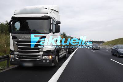 Erneuter Unfall auf der A8: PKW kracht gegen LKW und Leitplanke