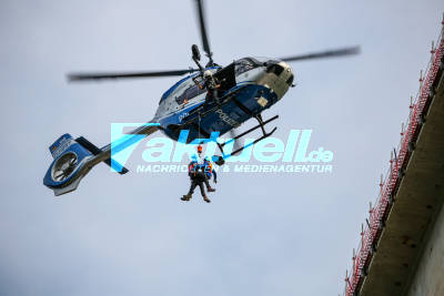 Großübung an zweithöchster Eisenbahnbrücke Deutschlands - Bergwacht übt mit Polizeihubschrauber