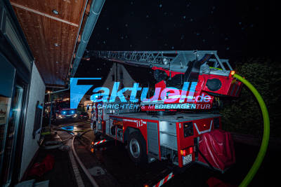 Tödlicher Wohnhausbrand in Büchenbronn (Pforzheim), Brandbekämpfung mit 3 Drehleitern