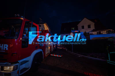 Tödlicher Wohnhausbrand in Büchenbronn (Pforzheim), Brandbekämpfung mit 3 Drehleitern