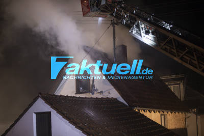 17-Jähriger bei Wohnhausbrand schwer verletzt - Einfamilienhaus brennt während Unwetter in Aspach - Blitzschlag vermutet