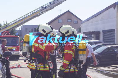 Großbrand im Industriegebiet, Lagerhalle in Vollbrand, Flammenübergriff auf Bürogebäude - 3 Atemschutzgeräteträger erleiden Schwächeanfall aufgrund Hitze