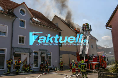 Deggingen Dachstuhlbrand nach Versuch Wespennest zu beseitigen 2 Bewohner und Vögel werden gerettet