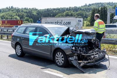 A8 bei Leonberg Stauchaos: Gas tritt nach schwerem Verkehrsunfall aus