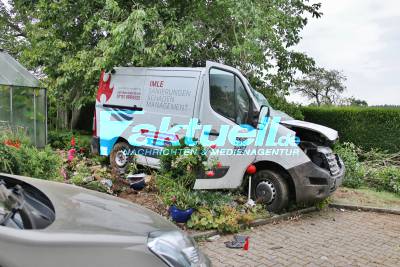 Schwerer Unfall mit Polnischem Transporter - Fahrzeug überschlägt sich, durchbricht Hecke und landet im Garten eines Wohnhauses