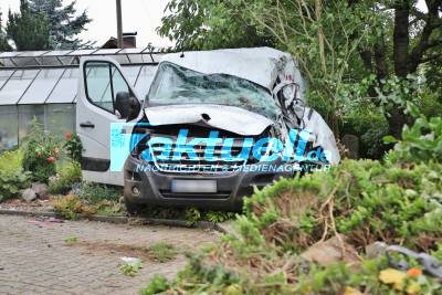 Schwerer Unfall mit Polnischem Transporter - Fahrzeug überschlägt sich, durchbricht Hecke und landet im Garten eines Wohnhauses