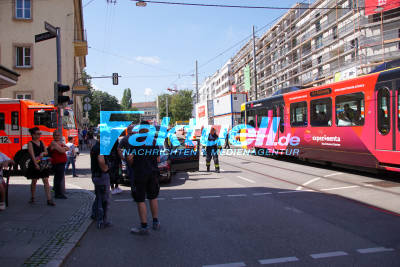 Im Westen: PKW mit Stadtbahn kollidiert - zwei Leichtverletzte