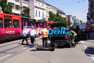 Im Westen: PKW mit Stadtbahn kollidiert - zwei Leichtverletzte