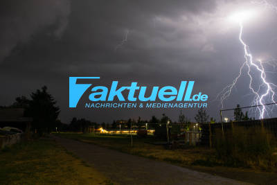 Unwetter in Süddeutschland: Feuerwehr im Dauereinsatz, beseitigt Bäume (Ditzingen)