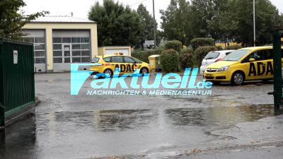 Überflutungen durch Starkregengebiete über den Fildern, Wassermassen auf den Straßen, Feldern, A8, Flughafen und vollgelaufene Keller