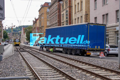 Stuttgart-Sued : Lastwagen gerät in Stadtbahngleisbett - Stadtbahnverkehr aktuell gestört