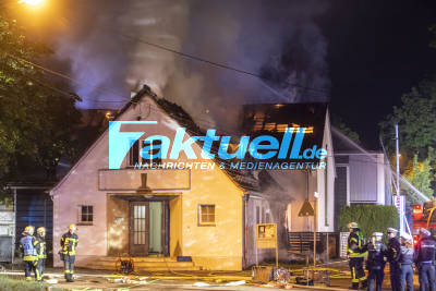 Vereinsheim abgebrannt: Meterhoch schlagen Flammen aus Vereinsgebäude in den Nachthimmel - Feuerwehr kann angrenzende Turnhalle retten