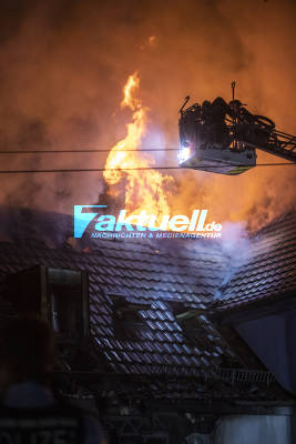 Vereinsheim abgebrannt: Meterhoch schlagen Flammen aus Vereinsgebäude in den Nachthimmel - Feuerwehr kann angrenzende Turnhalle retten