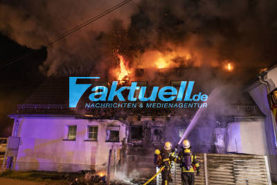 Vereinsheim abgebrannt: Meterhoch schlagen Flammen aus Vereinsgebäude in den Nachthimmel - Feuerwehr kann angrenzende Turnhalle retten