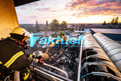 Garagenkomplex mit Firma für Torantriebe in Darmsheim abgebrannt, Löscharbeiten bis in Vormittag hinein mit Bagger und Sonnenaufgang 