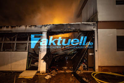 Garagenkomplex mit Firma für Torantriebe in Darmsheim abgebrannt, Löscharbeiten bis in Vormittag hinein mit Bagger und Sonnenaufgang 