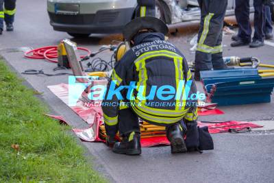 Zwei Verletzte nach Verkehrsunfall - Kollision von PKW und Transporter in Stuttgart-Rot - Alkohol als mögliche Ursache