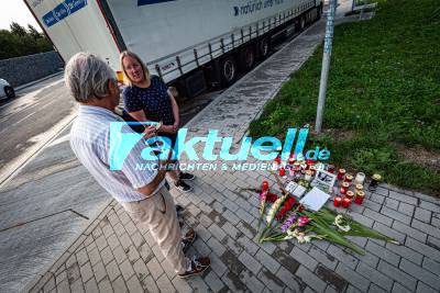 Dämmerungsbilder: 2 Tage nach dem schrecklichen Unfall mit Ingo Kantorek und seiner Frau auf der A8 am Parkplatz Sommerhofen, Bilder von der Trauerstätte