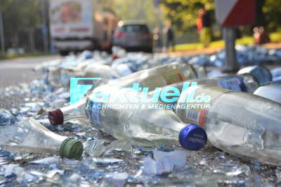 Pforzheim: Zu schnell in die Kurve? LKW verliert Glas-Leergut in der Stadt