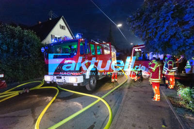 Meterhohe Flammen wüten in Filderstadt: Offener Dachstuhlbrand zerstört Holz-Einfamilienhaus völlig - 4 Verletzte