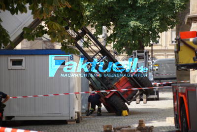 Stuttgart Mitte: Gabelstapler mit Toilettencontainer umgekippt