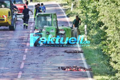 Fruchtiger Einsatz für die Affalterbacher Feuerwehr - Bauer verliert mehr als 1 Tonne Rote Bete mitten auf der Winnender Straße