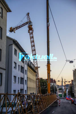Stuttgart Ost: Kran kippt auf Wohnhaus - Bilder vom Abend