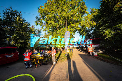 Brand einer Scheune mit Rindern in Sindelfingen, Feuerwehr und THW waren bis spät in den Abend mit Löscharbeiten beschäftigt