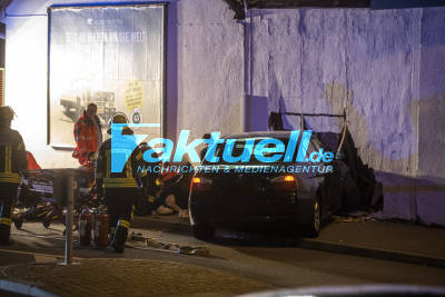 Betrunkener BMW-Fahrer fährt in Menschengruppe - Mehrere Schwerverletzte