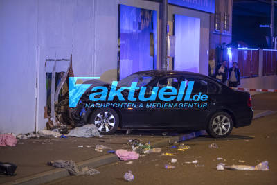 Betrunkener BMW-Fahrer fährt in Menschengruppe - Mehrere Schwerverletzte