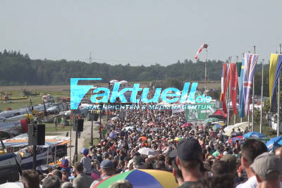 Beinahe-Katastrophe bei weltbekanntem Oldtimer-Flugtag - Flugzeuge krachen beim Start ineinander - Akute Brandgefahr von 400 Liter Flugbenzin 