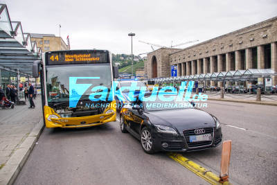 Stuttgart Mitte: Bus kollidiert mit PKW - Verletzte Fahrgäste