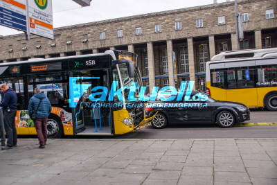 Stuttgart Mitte: Bus kollidiert mit PKW - Verletzte Fahrgäste