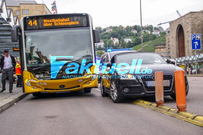 Stuttgart Mitte: Bus kollidiert mit PKW - Verletzte Fahrgäste